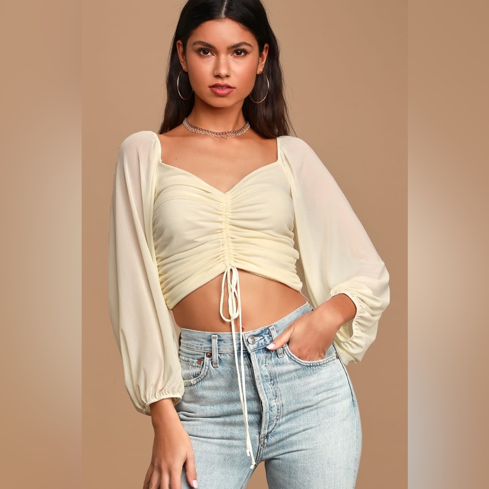 LULU’S Completely Charmed Cream Ruched Long Sleeve Crop Top in Large. EUC